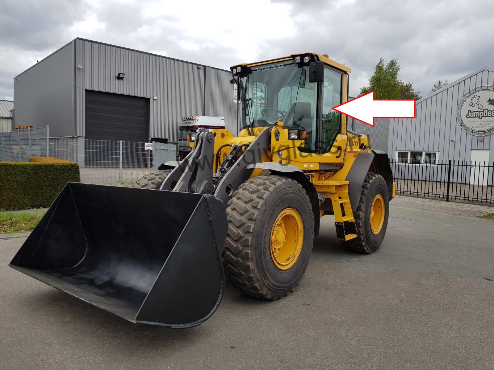 Фронтальный погрузчик VOLVO L60F / L60G, L70F / L70G, L90F / L90G, L110F / L110G, L120F / L120G, L150F / L150G, L180F / L180G, L220F / L220G, L350F / L350G - Стекло дверное левое(триплекс/закаленное),
размер 625 мм * 1325 мм